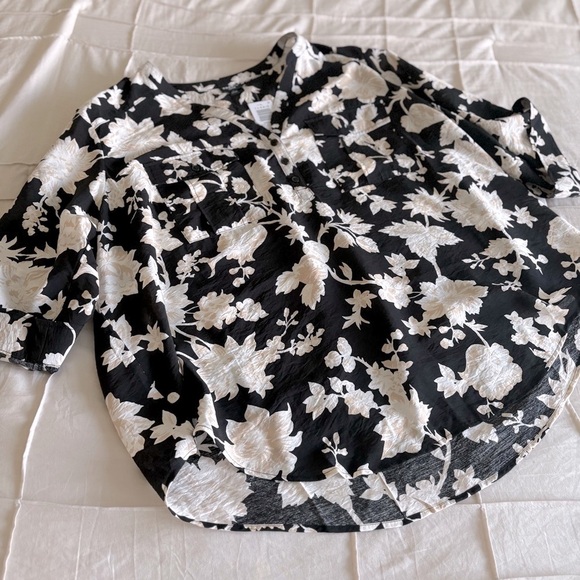 ✨ NWT Torrid Harper Blouse – Black & Ivory Floral (Size 2) - Picture 2 of 5